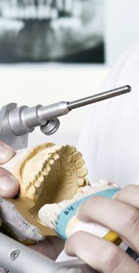 Implantate und Zahnersatz in München