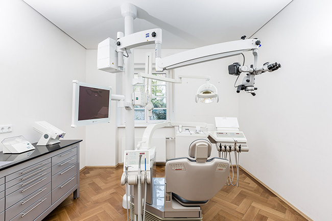 Zahnarzt für Wurzelbehandlung mit modernster Technologie.