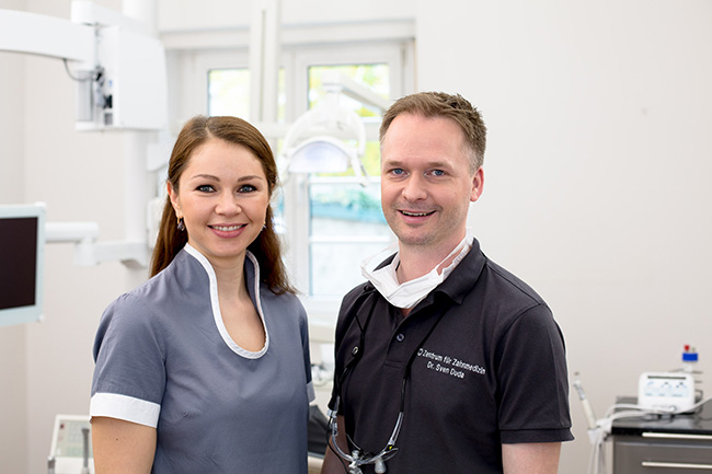 Zahnarzt Dr. Sven Duda mit Assistentin