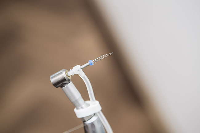Instrument zur Behandlung einer Zahnwurzelentzündung.