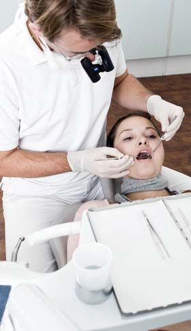 Beim Zahnarzt Karies behandeln